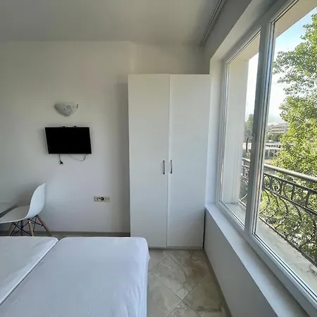 White Studio With а Pool In Apartament